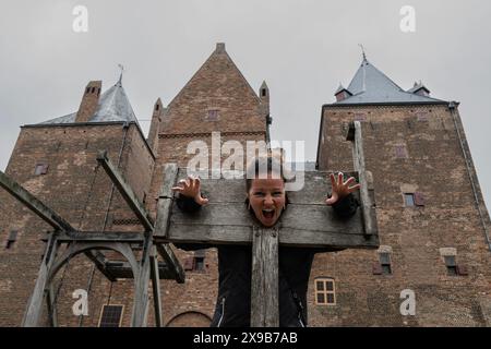 lady in stock strumento di tortura medievale al forte del castello di slot Loevestein. Edificio storico utilizzato dai militari come base e prigione di stato Foto Stock