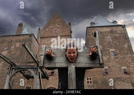 lady in stock strumento di tortura medievale al forte del castello di slot Loevestein. Edificio storico utilizzato dai militari come base e prigione di stato Foto Stock