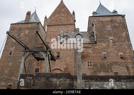 La Pillory ospita un dispositivo di tortura medievale al forte del castello di slot Loevestein. Edificio storico utilizzato dai militari come base e prigione di stato Foto Stock