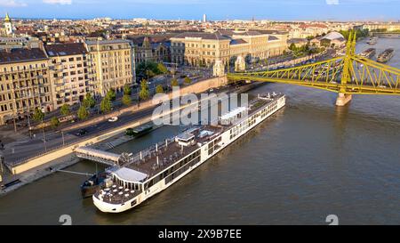 Budapest, Danubio, Ungheria. 29 maggio 2024: Longship Viking River Cruises vicino al Liberty Bridge (Szabadság Híd). Oggi ricorre il 5° anniversario dell'affondamento di HABLEANY, un battello turistico ungherese affondato dopo la collisione con la lunga nave da crociera VIKING SIGYN vicino al Ponte Margherita. Questo tragico incidente di navigazione ha causato la morte di 28 persone, per lo più turisti sudcoreani. Lo scorso febbraio, il tribunale di Budapest ha ordinato alle 2 compagnie di crociera di pagare alle famiglie delle vittime il più grande risarcimento riconosciuto dalla storia dei tribunali ungheresi. Viking ha rifiutato e ha impugnato la decisione. Crediti: Kevin Izorce/Alamy Live News Foto Stock