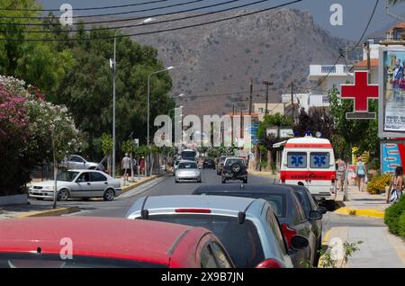 Creta, Amoudara, Grecia - 07 luglio 2018: Un'ambulanza parcheggiata in una località turistica e un cartello della Croce Rossa Foto Stock