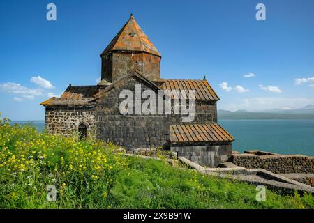 Sevan, Armenia - 30 maggio 2024: Il monastero di Sevanavank è un complesso monastico situato su una penisola sulla sponda nord-occidentale del lago Sevan a Sevan. Foto Stock