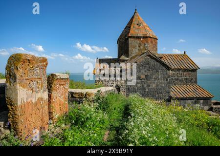 Sevan, Armenia - 30 maggio 2024: Il monastero di Sevanavank è un complesso monastico situato su una penisola sulla sponda nord-occidentale del lago Sevan a Sevan. Foto Stock