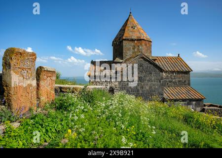 Sevan, Armenia - 30 maggio 2024: Il monastero di Sevanavank è un complesso monastico situato su una penisola sulla sponda nord-occidentale del lago Sevan a Sevan. Foto Stock