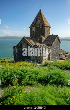 Sevan, Armenia - 30 maggio 2024: Il monastero di Sevanavank è un complesso monastico situato su una penisola sulla sponda nord-occidentale del lago Sevan a Sevan. Foto Stock