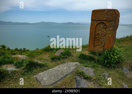 Hayravank, Armenia - 30 maggio 2024: Khachkar al monastero di Hayravank è un monastero armeno situato sulle rive del lago Sevan a Hayravank, Armenia. Foto Stock