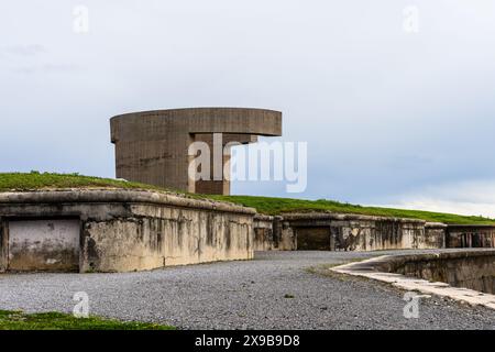 Gijon, Spagna - 28 marzo 2024: Elogio del Horizonte o in lode alla scultura in calcestruzzo fronte mare Horizon dell'artista basco Eduardo Chillida. Lo è Foto Stock