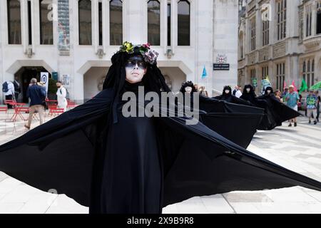 12 giugno 2023, City of London, UK. Extinction Rebellion "Oil Slickers" protestano per il finanziamento dei combustibili fossili alla Guildhall. Foto Stock