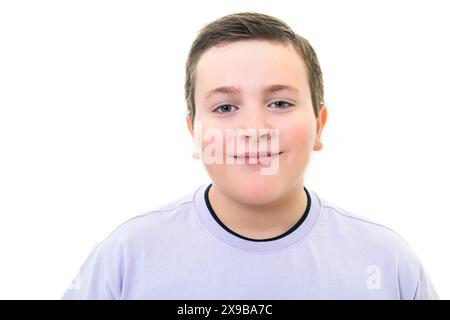 10 anni cute Boy su sfondo bianco in studio Foto Stock