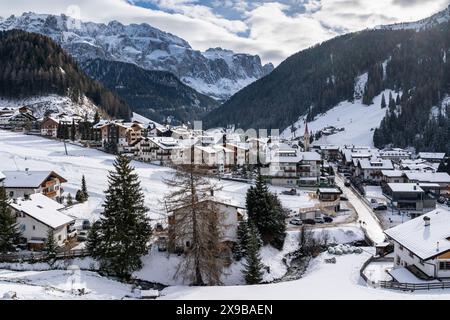 Paesaggio innevato a Selva di Val Gardena, località sciistica alto Adige, Italia Foto Stock