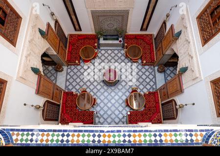 Cortile interno del Riad a Fez, oasi tranquilla tra architettura marocchina, Marocco Foto Stock