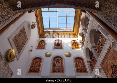 Cortile interno del Riad a Fez, oasi tranquilla tra architettura marocchina, Marocco Foto Stock