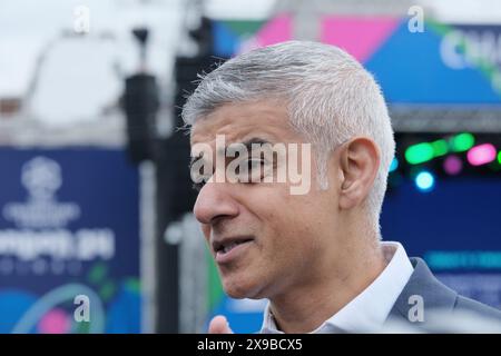 Londra, Regno Unito, 30 maggio 2024. Il sindaco di Londra Sadiq Khan è intervistato dai media. Il UEFA Champions Festival apre a Trafalgar Square, una delle cinque location dove i tifosi possono godere di una varietà di intrattenimenti, tra cui partite di calcio della comunità, spettacoli sul palco e DJ set dal vivo prima della finale tra Borussia Dortmund e Real Madrid il 1° giugno. Credito: Fotografia dell'undicesima ora/Alamy Live News Foto Stock