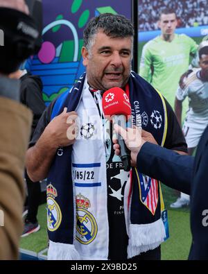 Londra, Regno Unito, 30 maggio 2024. Un fan del Real Madrid è intervistato dai media spagnoli. Il UEFA Champions Festival apre a Trafalgar Square, una delle cinque location dove i tifosi possono godere di una varietà di intrattenimenti, tra cui partite di calcio della comunità, spettacoli sul palco e DJ set dal vivo prima della finale tra Borussia Dortmund e Real Madrid il 1° giugno. Credito: Fotografia dell'undicesima ora/Alamy Live News Foto Stock