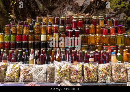 Gabala. Azerbaigian. 10.31.2021. Erbe medicinali, succhi, vasetti di marmellata e miele in vendita. Foto Stock