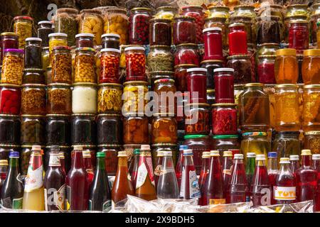 Gabala. Azerbaigian. 10.31.2021. Erbe medicinali, succhi, vasetti di marmellata e miele in vendita. Foto Stock