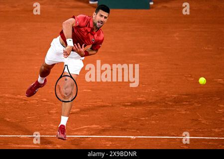Parigi, Francia. 30 maggio 2024. PARIGI, FRANCIA - MAGGIO 30: Novak Djokovic di Serbia serve contro Roberto Carballes Baena di Spagna durante il Roland Garros il 30 maggio 2024 a Parigi, Francia. (Foto di Richard Callis/SPP) (Richard Callis/SPP) credito: SPP Sport Press Photo. /Alamy Live News Foto Stock