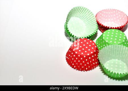 Stampi di carta monouso, diversi colori, per cuocere i cupcake. Foto Stock