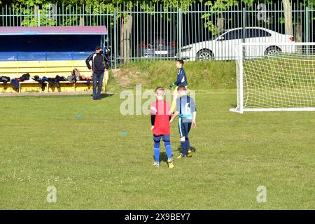 Shevchenkovo. Regione di Kiev. Ucraina. 05.10.2023. Due giocatori di calcio di diverse squadre camminano fianco a fianco sul campo di calcio. Foto Stock