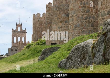 Vista esterna delle mura fortificate medievali di Avila, Spagna Foto Stock