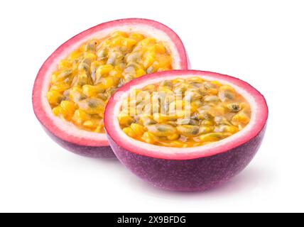 Due metà di frutti della passione (maracuya) con semi isolati su sfondo bianco Foto Stock