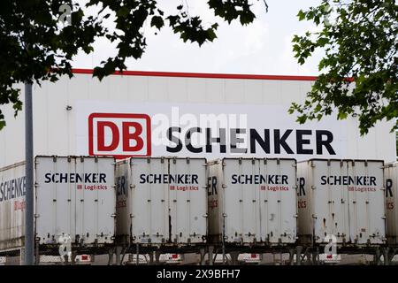 Logistik DB Schenker Logo Niederlassung des Transport und Logistikunternehmens DB Schenker a Duisburg Rheinhausener Hafen. DB Schenker ist eine Tochtergesellschaft der Deutschen Bahn. Firmenlogo auf dem Firmengebäude und auf den LKW. Duisburg Rheinhausen Deutschland Nordrhein-Westfalen / NRW *** Logistics DB Schenker logo filiale della società di trasporti e logistica DB Schenker nel porto di Duisburg Rheinhausen DB Schenker è una filiale della Deutsche Bahn Company logo sull’edificio aziendale e sui camion Duisburg Rheinhausen Germania Renania settentrionale-Vestfalia NRW Foto Stock