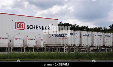 Logistik DB Schenker Logo Niederlassung des Transport und Logistikunternehmens DB Schenker a Duisburg Rheinhausener Hafen. DB Schenker ist eine Tochtergesellschaft der Deutschen Bahn. Firmenlogo auf dem Firmengebäude und auf den LKW. Duisburg Rheinhausen Deutschland Nordrhein-Westfalen / NRW *** Logistics DB Schenker logo filiale della società di trasporti e logistica DB Schenker nel porto di Duisburg Rheinhausen DB Schenker è una filiale della Deutsche Bahn Company logo sull’edificio aziendale e sui camion Duisburg Rheinhausen Germania Renania settentrionale-Vestfalia NRW Foto Stock