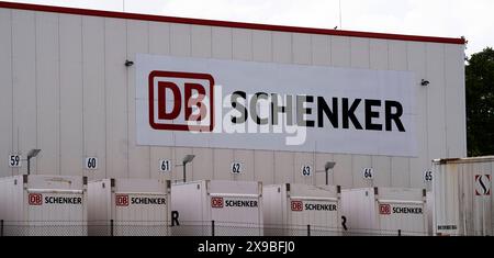 Logistik DB Schenker Logo Niederlassung des Transport und Logistikunternehmens DB Schenker a Duisburg Rheinhausener Hafen. DB Schenker ist eine Tochtergesellschaft der Deutschen Bahn. Firmenlogo auf dem Firmengebäude und auf den LKW. Duisburg Rheinhausen Deutschland Nordrhein-Westfalen / NRW *** Logistics DB Schenker logo filiale della società di trasporti e logistica DB Schenker nel porto di Duisburg Rheinhausen DB Schenker è una filiale della Deutsche Bahn Company logo sull’edificio aziendale e sui camion Duisburg Rheinhausen Germania Renania settentrionale-Vestfalia NRW Foto Stock