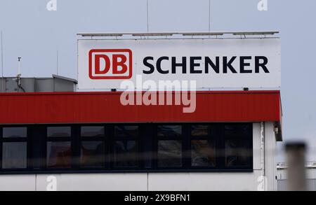 Logistik DB Schenker Logo Niederlassung des Transport und Logistikunternehmens DB Schenker a Duisburg Rheinhausener Hafen. DB Schenker ist eine Tochtergesellschaft der Deutschen Bahn. Firmenlogo auf dem Firmengebäude. Duisburg Rheinhausen Deutschland Nordrhein-Westfalen / NRW *** Logistics DB Schenker logo Branch della società di trasporti e logistica DB Schenker nel porto di Duisburg Rheinhausen DB Schenker è una filiale della Deutsche Bahn Company logo sull’edificio della società Duisburg Rheinhausen Germania Renania settentrionale-Vestfalia NRW Foto Stock