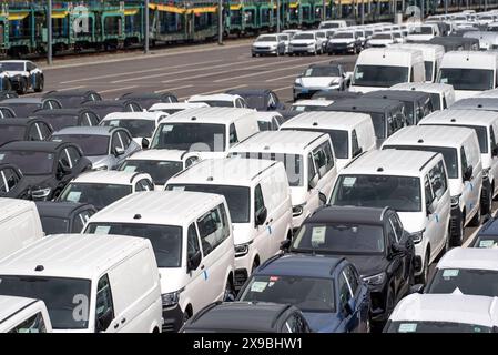 Zahlreiche Neuwagen stehen auf einem eingezäuntem Gelände vor dem Rostocker Seehafen. Der Hafen Rostock Hat seit fast 2 Jahren ein Autoterminal Umschlagplatz für den Auto-Transport. 150,000 Autos sollen hier laut Betreiber Autolink und dem Hafen Rostock jährlich Richtung Skandinavien und Osteuropa verschifft werden. Auf dem 75,000 Quadratmetro großen Gelände können vollbeladene Autozüge direkt auf das Terminal fahren. Dazu gibt es zwei extra dafür gebaute 600 metri lange Gleisanbindungen. Auf 3,200 Stellflächen können die Fahrzeuge zwischengelagert werden. für die Verschiffung gibt es einen di Foto Stock