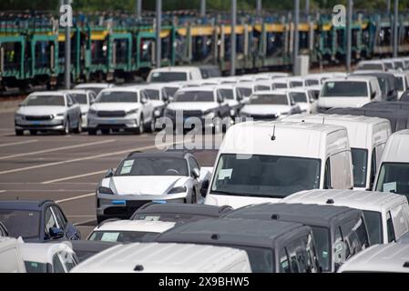 Zahlreiche Neuwagen stehen auf einem eingezäuntem Gelände vor dem Rostocker Seehafen. Der Hafen Rostock Hat seit fast 2 Jahren ein Autoterminal Umschlagplatz für den Auto-Transport. 150,000 Autos sollen hier laut Betreiber Autolink und dem Hafen Rostock jährlich Richtung Skandinavien und Osteuropa verschifft werden. Auf dem 75,000 Quadratmetro großen Gelände können vollbeladene Autozüge direkt auf das Terminal fahren. Dazu gibt es zwei extra dafür gebaute 600 metri lange Gleisanbindungen. Auf 3,200 Stellflächen können die Fahrzeuge zwischengelagert werden. für die Verschiffung gibt es einen di Foto Stock