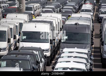 Zahlreiche Neuwagen stehen auf einem eingezäuntem Gelände vor dem Rostocker Seehafen. Der Hafen Rostock Hat seit fast 2 Jahren ein Autoterminal Umschlagplatz für den Auto-Transport. 150,000 Autos sollen hier laut Betreiber Autolink und dem Hafen Rostock jährlich Richtung Skandinavien und Osteuropa verschifft werden. Auf dem 75,000 Quadratmetro großen Gelände können vollbeladene Autozüge direkt auf das Terminal fahren. Dazu gibt es zwei extra dafür gebaute 600 metri lange Gleisanbindungen. Auf 3,200 Stellflächen können die Fahrzeuge zwischengelagert werden. für die Verschiffung gibt es einen di Foto Stock