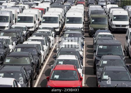 Zahlreiche Neuwagen stehen auf einem eingezäuntem Gelände vor dem Rostocker Seehafen. Der Hafen Rostock Hat seit fast 2 Jahren ein Autoterminal Umschlagplatz für den Auto-Transport. 150,000 Autos sollen hier laut Betreiber Autolink und dem Hafen Rostock jährlich Richtung Skandinavien und Osteuropa verschifft werden. Auf dem 75,000 Quadratmetro großen Gelände können vollbeladene Autozüge direkt auf das Terminal fahren. Dazu gibt es zwei extra dafür gebaute 600 metri lange Gleisanbindungen. Auf 3,200 Stellflächen können die Fahrzeuge zwischengelagert werden. für die Verschiffung gibt es einen di Foto Stock