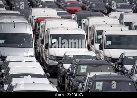 Zahlreiche Neuwagen stehen auf einem eingezäuntem Gelände vor dem Rostocker Seehafen. Der Hafen Rostock Hat seit fast 2 Jahren ein Autoterminal Umschlagplatz für den Auto-Transport. 150,000 Autos sollen hier laut Betreiber Autolink und dem Hafen Rostock jährlich Richtung Skandinavien und Osteuropa verschifft werden. Auf dem 75,000 Quadratmetro großen Gelände können vollbeladene Autozüge direkt auf das Terminal fahren. Dazu gibt es zwei extra dafür gebaute 600 metri lange Gleisanbindungen. Auf 3,200 Stellflächen können die Fahrzeuge zwischengelagert werden. für die Verschiffung gibt es einen di Foto Stock