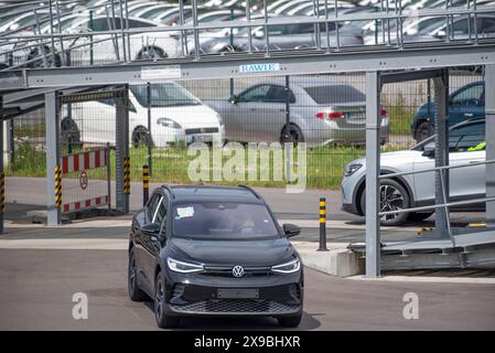 Zahlreiche Neuwagen stehen auf einem eingezäuntem Gelände vor dem Rostocker Seehafen. Der Hafen Rostock Hat seit fast 2 Jahren ein Autoterminal Umschlagplatz für den Auto-Transport. 150,000 Autos sollen hier laut Betreiber Autolink und dem Hafen Rostock jährlich Richtung Skandinavien und Osteuropa verschifft werden. Auf dem 75,000 Quadratmetro großen Gelände können vollbeladene Autozüge direkt auf das Terminal fahren. Dazu gibt es zwei extra dafür gebaute 600 metri lange Gleisanbindungen. Auf 3,200 Stellflächen können die Fahrzeuge zwischengelagert werden. für die Verschiffung gibt es einen di Foto Stock