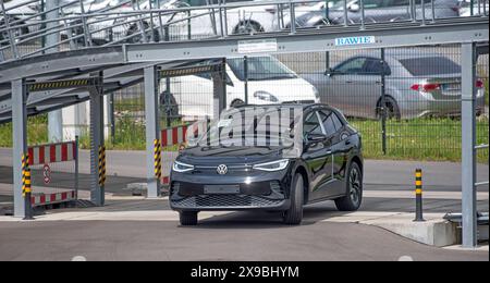 Zahlreiche Neuwagen stehen auf einem eingezäuntem Gelände vor dem Rostocker Seehafen. Der Hafen Rostock Hat seit fast 2 Jahren ein Autoterminal Umschlagplatz für den Auto-Transport. 150,000 Autos sollen hier laut Betreiber Autolink und dem Hafen Rostock jährlich Richtung Skandinavien und Osteuropa verschifft werden. Auf dem 75,000 Quadratmetro großen Gelände können vollbeladene Autozüge direkt auf das Terminal fahren. Dazu gibt es zwei extra dafür gebaute 600 metri lange Gleisanbindungen. Auf 3,200 Stellflächen können die Fahrzeuge zwischengelagert werden. für die Verschiffung gibt es einen di Foto Stock