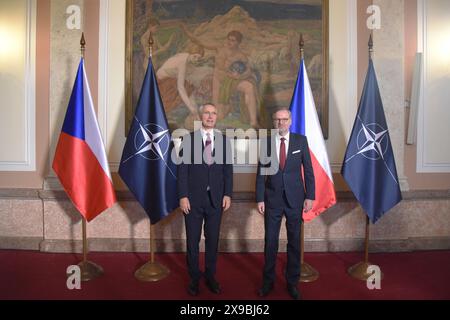 Praga, Repubblica Ceca. 30 maggio 2024. Il segretario generale della NATO Jens Stoltenberg (L) e il primo ministro della Repubblica ceca Petr fiala (R) visti prima della loro riunione a Praga. Il segretario generale della NATO Jens Stoltenberg visita Praga prima dell'inizio della riunione informale dei ministri degli affari esteri della NATO con il primo ministro ceco Petr fiala. Jens Stoltenberg e Petr fiala hanno anche discusso dell'iniziativa ceca sulle munizioni, della situazione in Ucraina e della cooperazione ceca nella NATO. (Foto di Tomas Tkacik/SOPA Images/Sipa USA) credito: SIPA USA/Alamy Live News Foto Stock