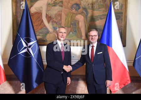 Praga, Repubblica Ceca. 30 maggio 2024. Il segretario generale della NATO Jens Stoltenberg (L) e il primo ministro della Repubblica ceca Petr fiala (R) visti prima della loro riunione a Praga. Il segretario generale della NATO Jens Stoltenberg visita Praga prima dell'inizio della riunione informale dei ministri degli affari esteri della NATO con il primo ministro ceco Petr fiala. Jens Stoltenberg e Petr fiala hanno anche discusso dell'iniziativa ceca sulle munizioni, della situazione in Ucraina e della cooperazione ceca nella NATO. (Foto di Tomas Tkacik/SOPA Images/Sipa USA) credito: SIPA USA/Alamy Live News Foto Stock