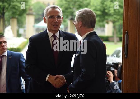 Praga, Repubblica Ceca. 30 maggio 2024. Il segretario generale della NATO Jens Stoltenberg (L) e il primo ministro della Repubblica ceca Petr fiala (R) visti prima della loro riunione a Praga. Il segretario generale della NATO Jens Stoltenberg visita Praga prima dell'inizio della riunione informale dei ministri degli affari esteri della NATO con il primo ministro ceco Petr fiala. Jens Stoltenberg e Petr fiala hanno anche discusso dell'iniziativa ceca sulle munizioni, della situazione in Ucraina e della cooperazione ceca nella NATO. (Foto di Tomas Tkacik/SOPA Images/Sipa USA) credito: SIPA USA/Alamy Live News Foto Stock