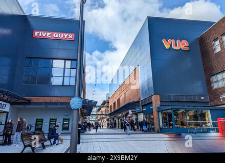 Gran Bretagna, Portsmouth, 4 aprile 2024: Five Guys and Vue Cinema a Gunwharf Quays Foto Stock