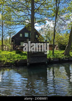 Germania, riserva della biosfera di Spreewald, 27 aprile 2024: Casa vacanze rustica sull'acqua, circondata dalla natura Foto Stock