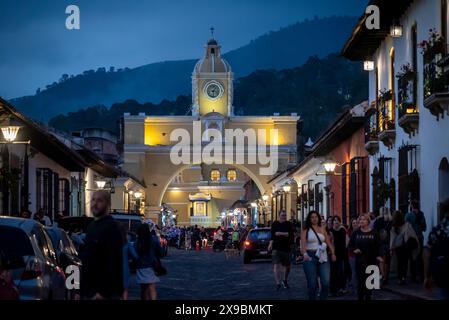 Santa Catalina Arch, uno dei punti di riferimento distintivi di Antigua Guatemala, situato sulla 5th Avenue North. Costruito nel XVII secolo, Antigua, Guate Foto Stock