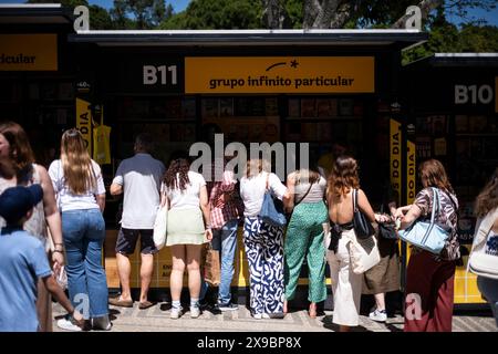 Lisbona, Portogallo. 30 maggio 2024. Le persone visiteranno la fiera del libro 2024 a Lisbona, in Portogallo, il 30 maggio 2024. La 94a fiera del libro si terrà a Lisbona dal 29 maggio al 16 giugno. (Foto di Nuno Cruz/NurPhoto) credito: NurPhoto SRL/Alamy Live News Foto Stock