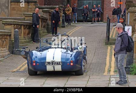 Guy Richie alla guida di un AC Cobra, ALQ227A filma Fountain of Youth, in Mill Lane, Liverpool City Centre, L3 8EL Foto Stock