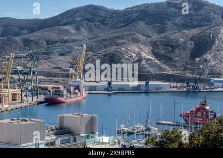 Zona di attracco ​​cargo delle navi con container e nave di salvataggio marittima a Puerto Desembarco della città di Cartagena, regione di Murcia, Spagna. Foto Stock