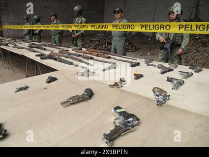 GYE DESTRUCTION OF WEAPONS Guayaquil, giovedì 30 maggio 2024 la distruzione di armi, munizioni e accessori sequestrati ha avuto luogo presso le strutture di Andecs nel sud di Guayaquil foto CÃ sar Munoz API Guayaquil Guayas Ecuador CLJ GYE DESTRUCTION OF WEAPONS a267693df000f7fdb1eb5dd27104dbe Copyright: xCÃ sarxMunozx Foto Stock