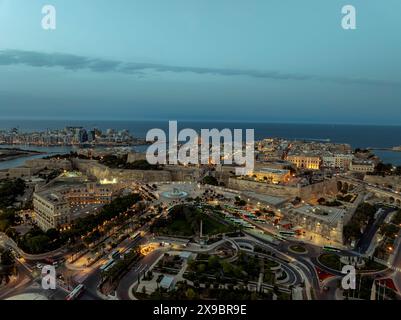 Paesaggio urbano serale aereo sulla capitale della città di Malta Valletta. Foto Stock