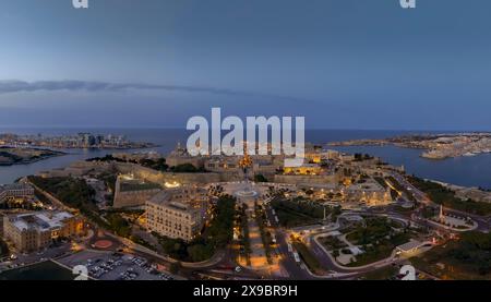 Paesaggio urbano serale aereo sulla capitale della città di Malta Valletta. Foto Stock