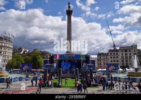 Londra, Regno Unito. 30 maggio 2024. Le persone giocano una partita di calcio accanto al palco di Trafalgar Square durante il Champions League Festival prima della partita finale. Il Borussia Dortmund affronterà il Real Madrid allo Stadio di Wembley il 1 giugno. (Credit Image: © Vuk Valcic/SOPA Images via ZUMA Press Wire) SOLO PER USO EDITORIALE! Non per USO commerciale! Foto Stock