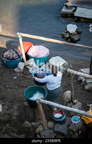 Donna che lava i vestiti nel lago, San Pedro la Laguna, Lago Atitlan, Guatemala Foto Stock